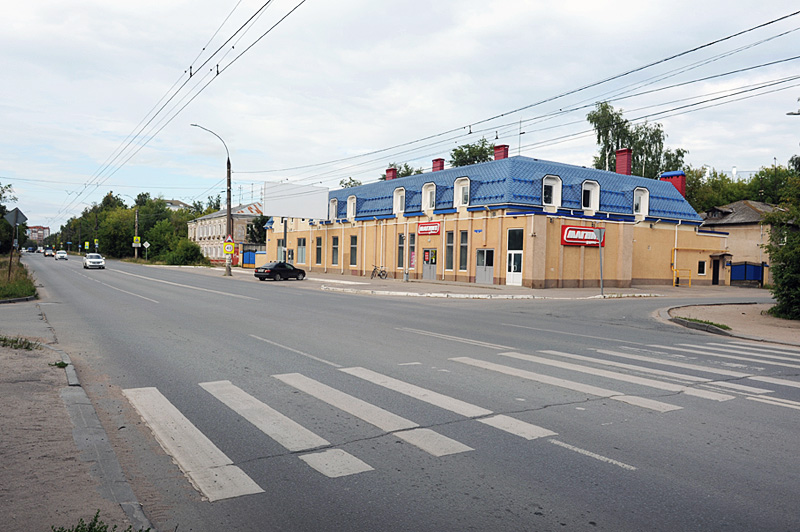 Здание магазина синие ворота для заезда грузовиков